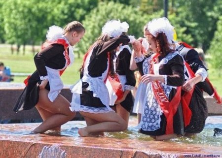 Девушки и фонтаны (54 фото)