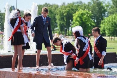 Девушки и фонтаны (54 фото)