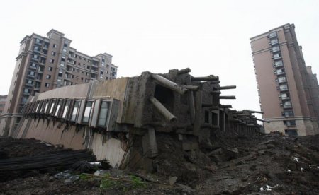 В Китае рухнул дом (11 фото)