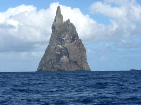 Ball's Pyramid ? необитаемый остров (8 фото)