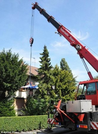 На кране в больницу (3 фото)