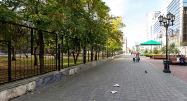 Вокруг школы в центре Екатеринбурге установили глухой забор