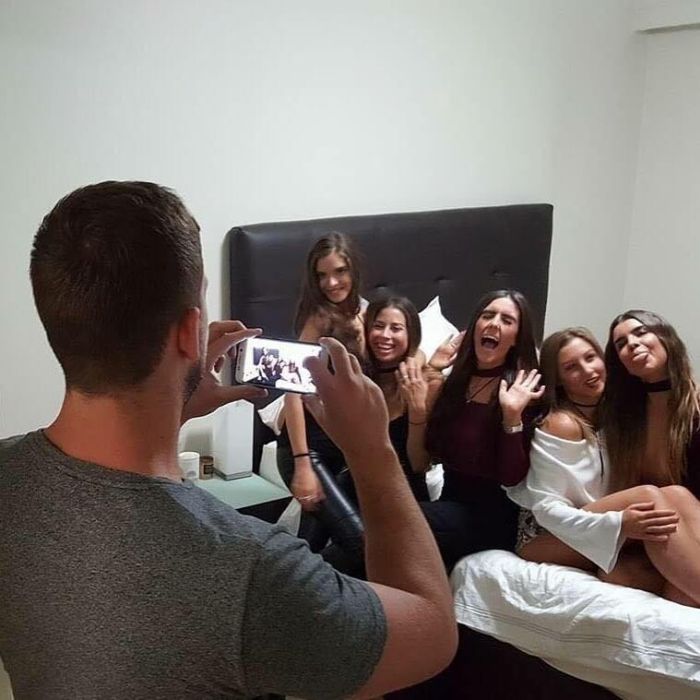 Парни фотографируют своих девушек для Instagram