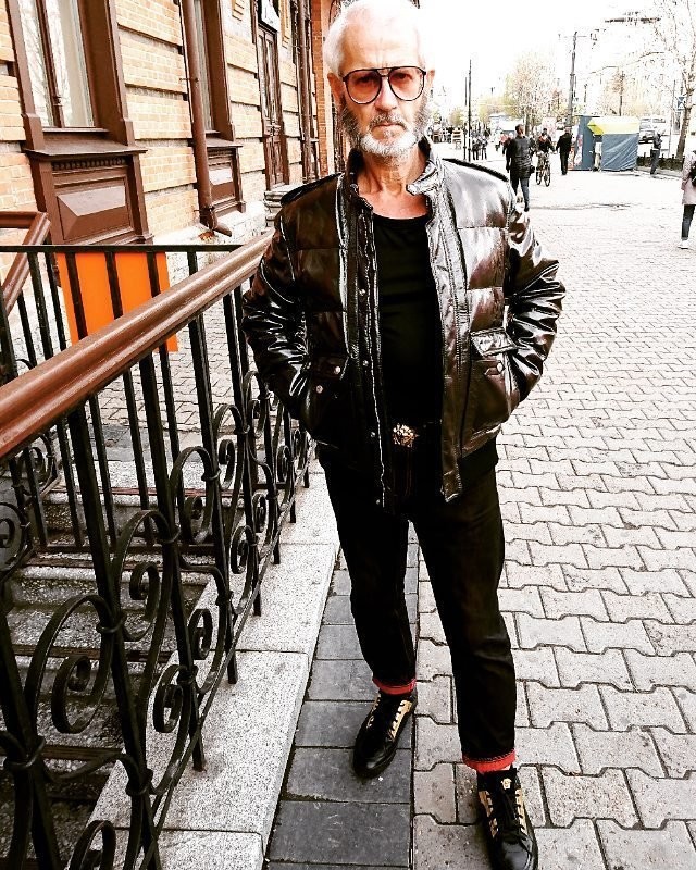 Гламурный дед: Хабаровский пенсионер превратил квартиру в 'замок', а себя — в 'итальянца' Гламурный дед: Хабаровский пенсионер превратил квартиру в 'замок', а себя — в 'итальянца'
