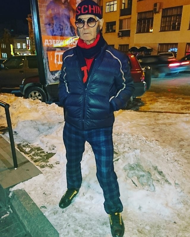 Гламурный дед: Хабаровский пенсионер превратил квартиру в 'замок', а себя — в 'итальянца' Гламурный дед: Хабаровский пенсионер превратил квартиру в 'замок', а себя — в 'итальянца'