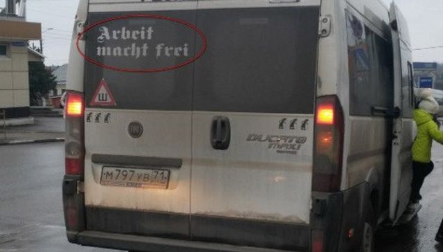 Тульский водитель маршрутки разместил на машине нацистский лозунг Тульский водитель маршрутки разместил на машине нацистский лозунг
