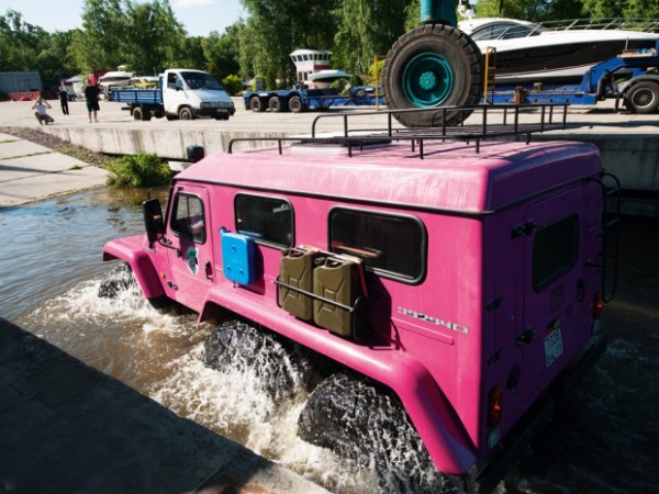 В Москве девушка ездит на огромном розовом броневике