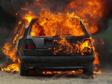 В Красноярске за ночь подожгли два автомобиля