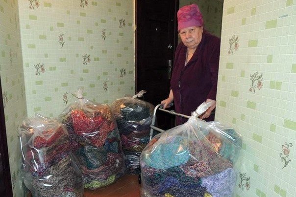 Бабушка связала 300 пар теплых носков для пострадавших от паводка Бабушка связала 300 пар теплых носков для пострадавших от паводка