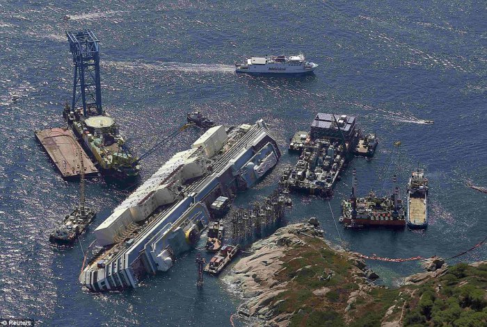 Началась операция по подъему круизного судна Costa Concordia
