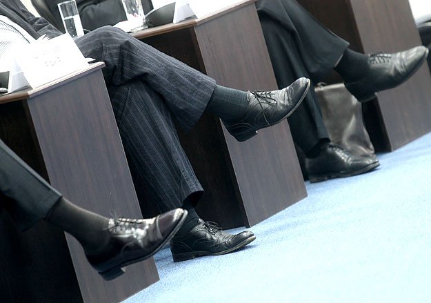 На чиновниках экономить не положено На чиновниках экономить не положено
