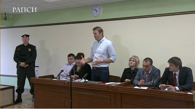 Навальному и Офицерову дали условный срок Навальному и Офицерову дали условный срок