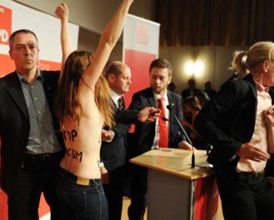 Активистки FEMEN атаковали мэра Гамбурга Активистки FEMEN атаковали мэра Гамбурга