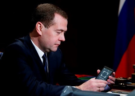 Д.Медведеву презентовали "российский смартфон" Д.Медведеву презентовали "российский смартфон"