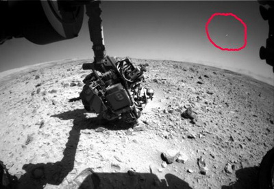 Curiosity заснял, как НЛО взлетает с Марса Curiosity заснял, как НЛО взлетает с Марса