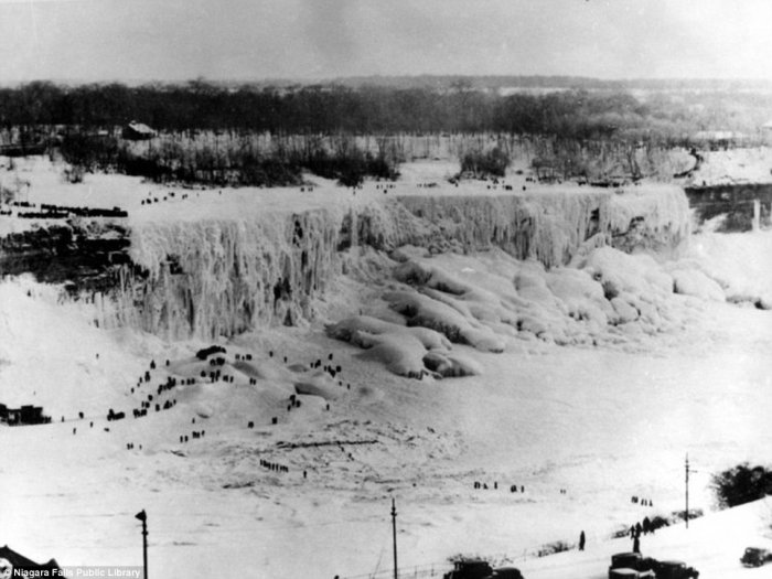 Ниагарский водопад замерз