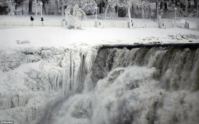 Ниагарский водопад замерз