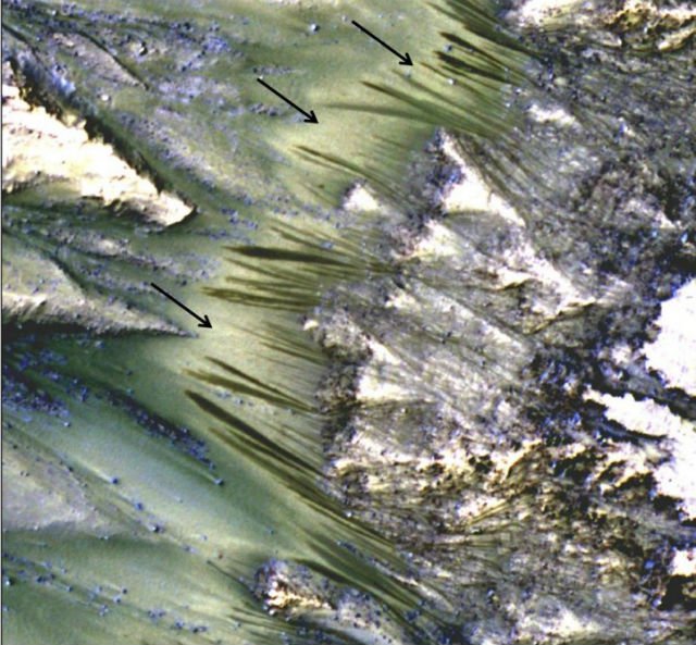 Орбитальный аппарат NASA обнаружил на Марсе признаки текущей воды Орбитальный аппарат NASA обнаружил на Марсе признаки текущей воды