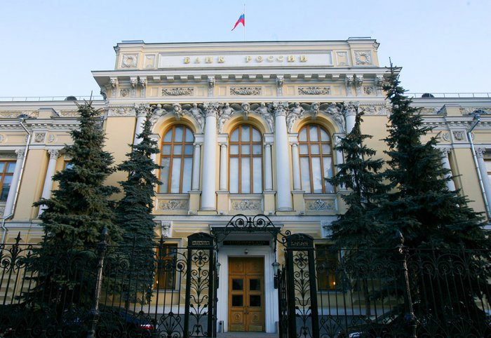 ЦБ: Падение рубля может помешать планам по снижению инфляции (опрос)