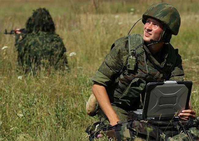Новую портативную станцию спутниковой связи осваивают военнослужащие ЮВО Новую портативную станцию спутниковой связи осваивают военнослужащие ЮВО