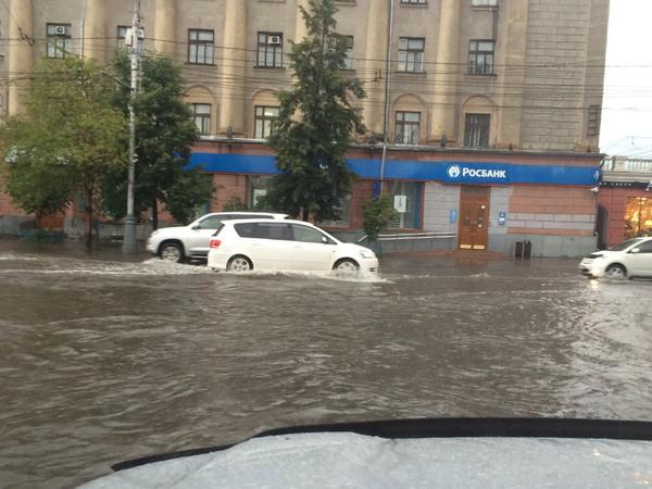 В Красноярске падают деревья, тонут машины и гаснет свет