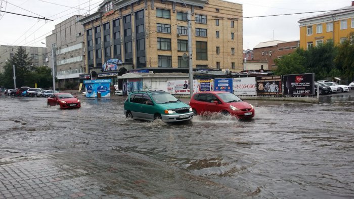 В Красноярске падают деревья, тонут машины и гаснет свет