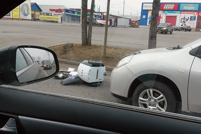 Попавший под колеса автомобиля робот выписан из красноярской «больницы»