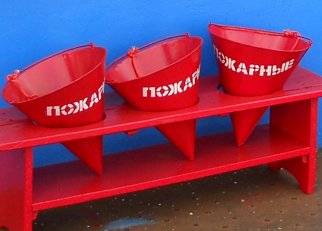 Почему пожарные вёдра конической формы? Почему пожарные вёдра конической формы?