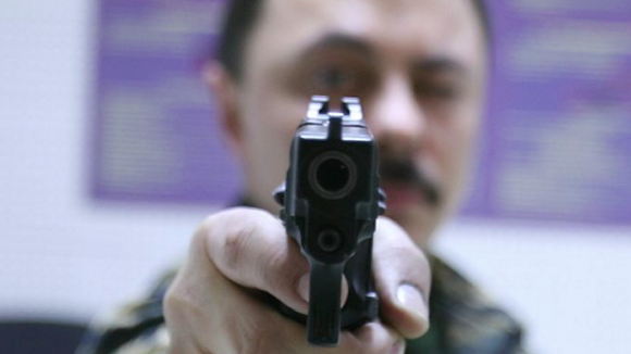 В Думе предлагают разрешить использовать оружие для любой самообороны В Думе предлагают разрешить использовать оружие для любой самообороны