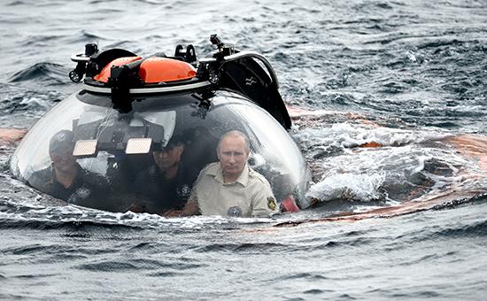 Путин погрузился в батискафе на дно Черного моря