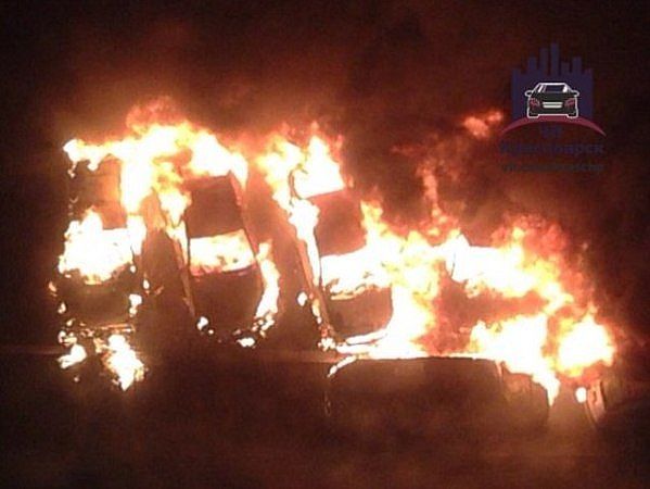 На парковке в Красноярске одно за другим вспыхнули семь авто