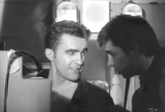 Сергей Бодров и Вячеслав Бутусов на съёмках фильма «Брат», 1997 год Сергей Бодров и Вячеслав Бутусов на съёмках фильма «Брат», 1997 год
