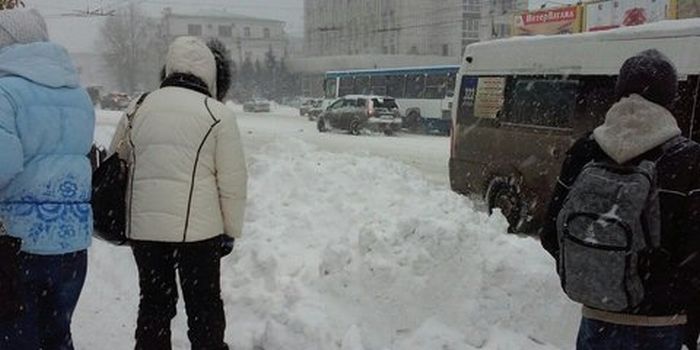 Снегопад спровоцировал дорожный коллапс в Омске