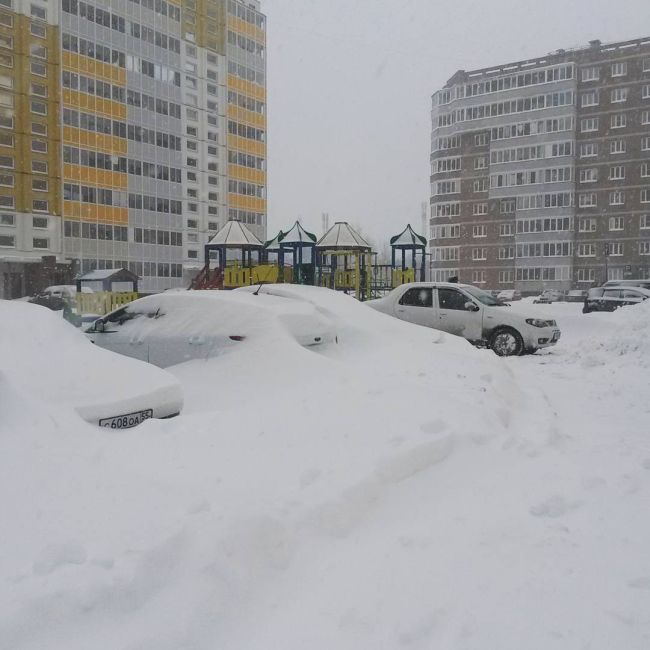 Снегопад спровоцировал дорожный коллапс в Омске