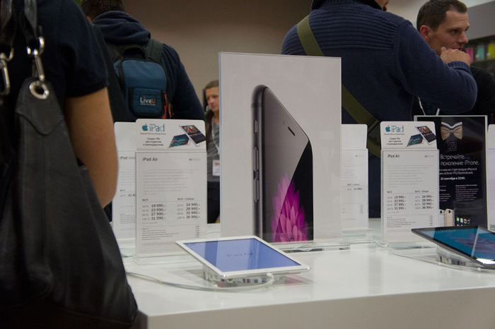 Суд обязал российское представительство Apple выплатить клиенту тройную стоимость купленного им смартфона