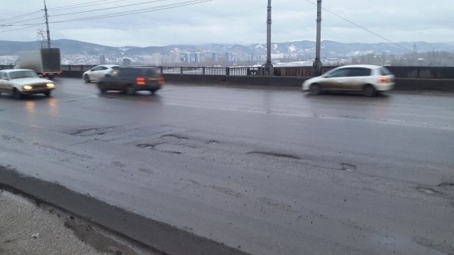 В Красноярске на Коммунальном мосту асфальт потек вместе со снегом