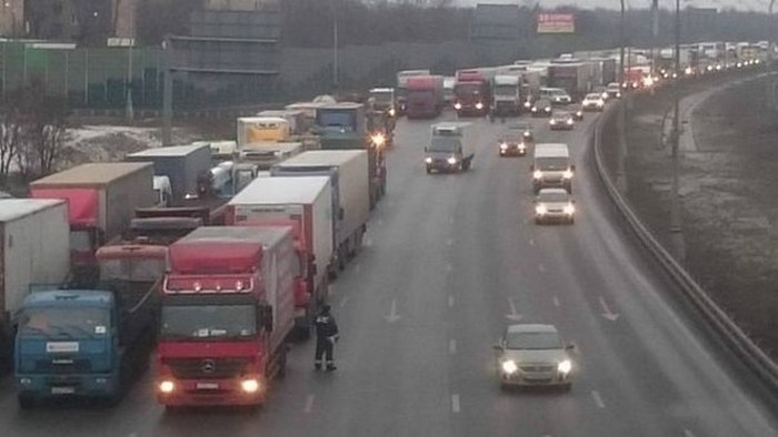 Дальнобойщики блокировали движение по МКАДу