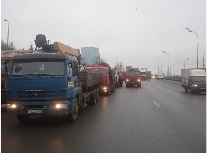 Дальнобойщики блокировали движение по МКАДу
