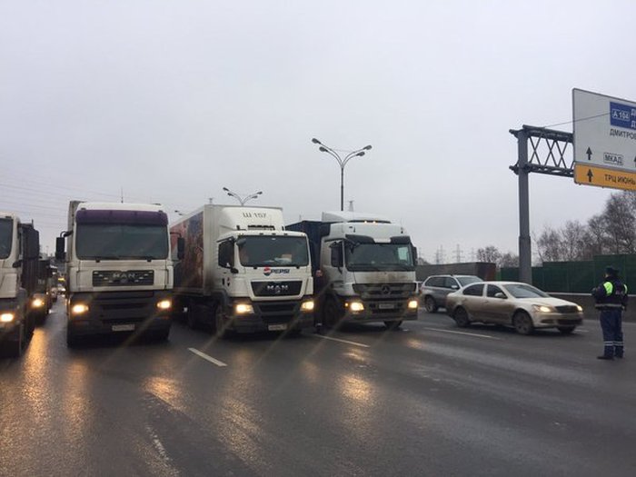 Дальнобойщики блокировали движение по МКАДу