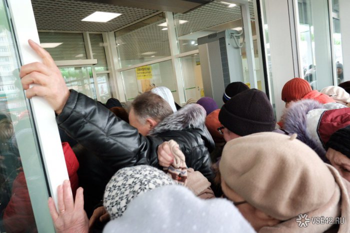 Дерущиеся кемеровчане разгромили эскалатор в Леруа Мерлен
