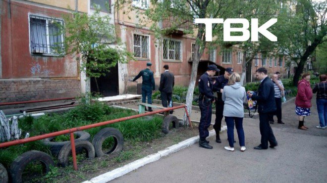 В Красноярске упал козырек подъезда и придавил двоих мужчин В Красноярске упал козырек подъезда и придавил двоих мужчин
