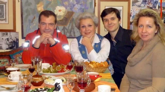 Оканчивающий МГИМО сын Медведева рассказал о планах на будущее Оканчивающий МГИМО сын Медведева рассказал о планах на будущее