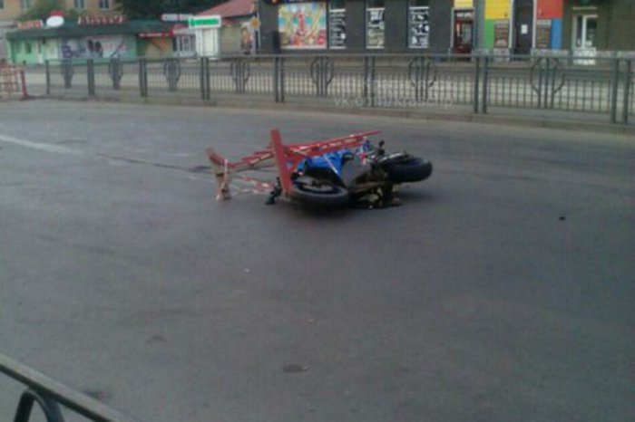 В Красноярске двое мотоциклистов попали в реанимацию после столкновения с бетонными блоками