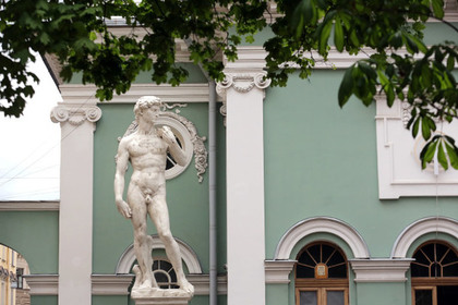 Мужик без порток в центре Петербурга Мужик без порток в центре Петербурга