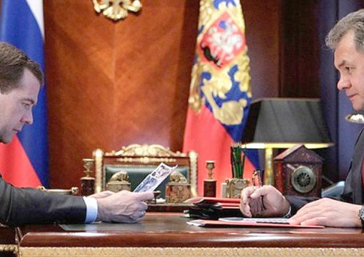 Шойгу может сменить Медведева на посту премьера до декабря Шойгу может сменить Медведева на посту премьера до декабря