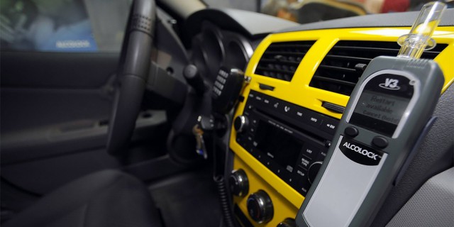 Автомобили в России предложили оснастить алкозамками    