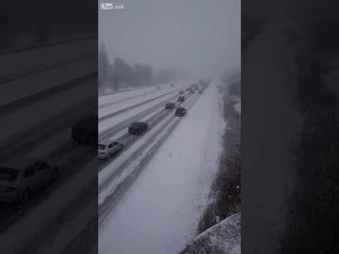 Снег, шоссе, каша из машин