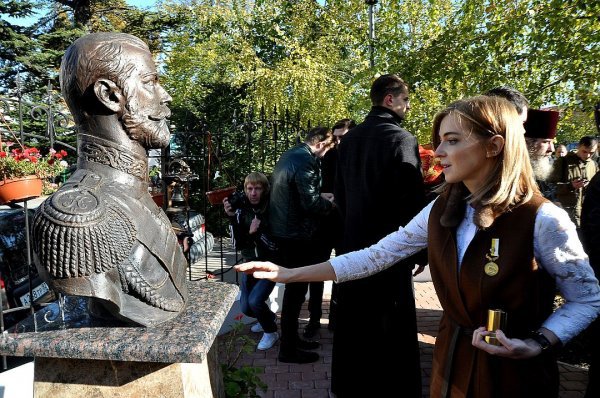 Я могу по фото Поклонской провести мокрой тряпкой, и она "замироточит"