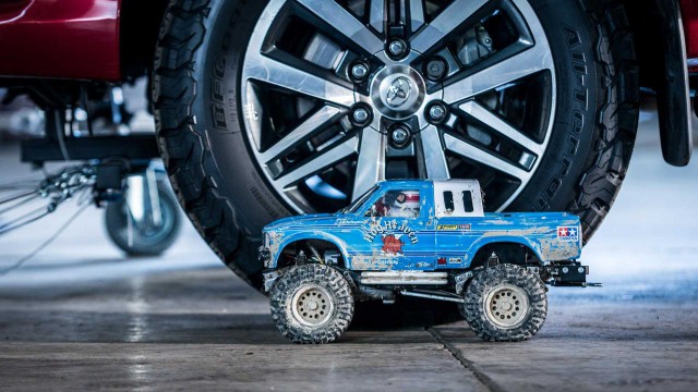  Игрушечные пикапы взяли на буксир Toyota Hilux