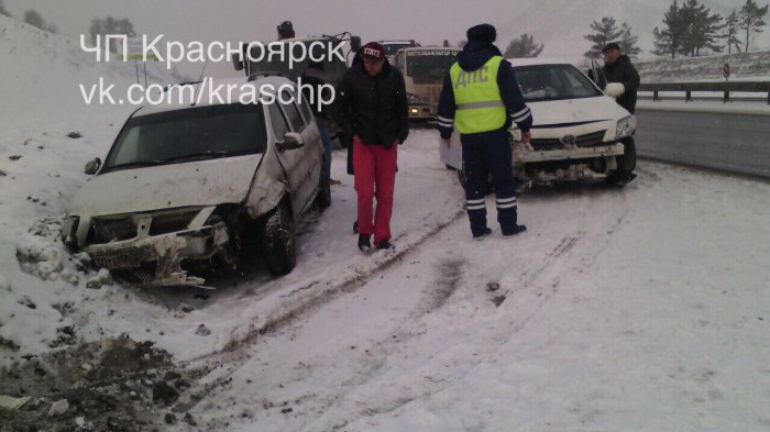 В массовое ДТП под Красноярском попали пять машин